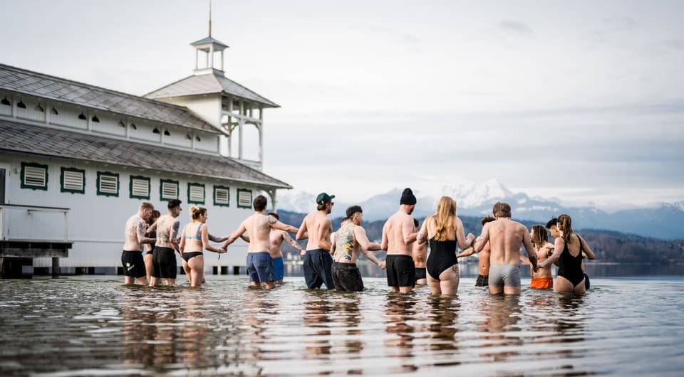 Gruppe steht im Kreis im kalten Wasser